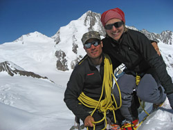 Selbstauslöser, im Hintergrund das Finsteraarhorn